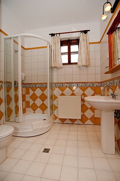 Hotel Restaurant Gastland M1 - bathroom - accommodation at discount prices in Paty