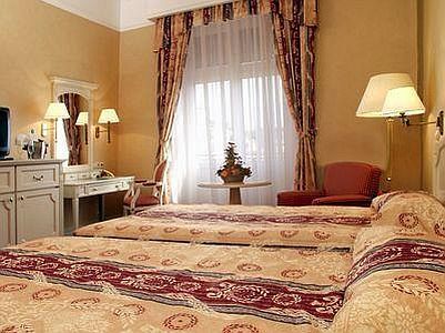 Astoria Hotel City Center Budapest - romantic and elegant hotelroom at cheap prices in Astoria