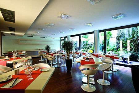 Breakfast room of Lanchid 19 Hotel in the Castle District in Buda