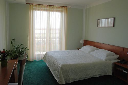 Discount double room close to the airport in Airport Hotel Stacio Vecses