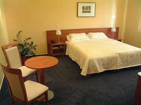 Hotel Stacio is situated near Budapest, in the neighbourhood of the airport in Vecses - spacious hotelroom 