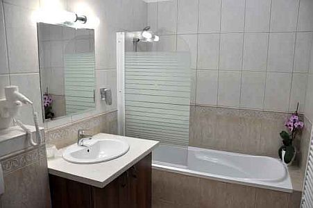 Elegant bath room in Forster Castle Hotel in Bugyi, in the neighbourhood of Budapest