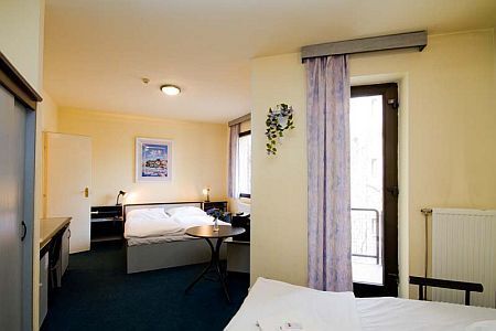 Cheap hotelroom of Hotel Thomas for 3 persons in Budapest in the vicinity of Corvin-köz