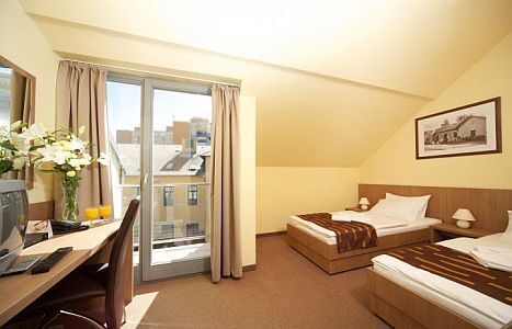Erzsebet Kiralyne Hotel - free room with balcony and panorama in Godollo