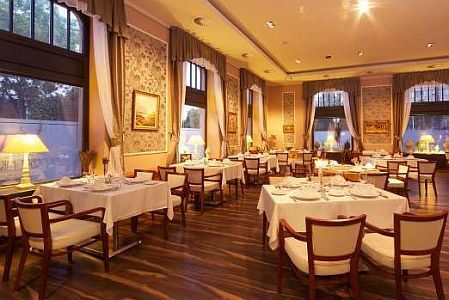 Erzsebet Kiralyne Hotel - elegant and romantic restaurant in Godollo