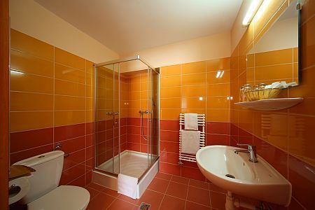 Six Inn Hotel Budapest - discount hotel in district VI. with nice bathroom