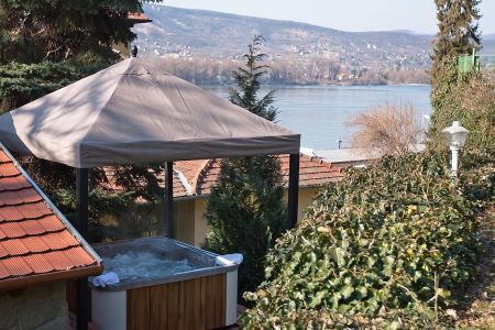 Outdoor jacuzzi in Hotel Var offering panoramic view to the Danube Bend