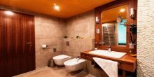 Elegant bathroom in Hotel Castellum in Holloko