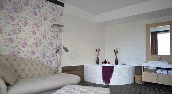 Suite with corner bathtub in Esztergom in Portobello Yacht Hotel