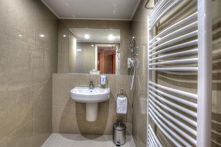 Hotel Anna Budapest - beautiful new clean bathroom in Buda
