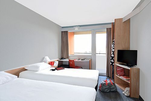 Hotel Ibis CitySouth - hotel room at affordable price